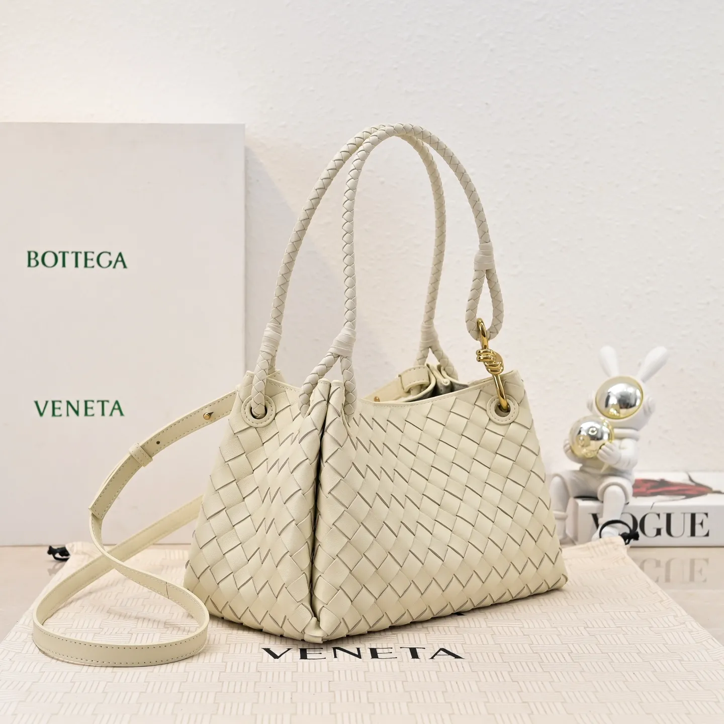 Batch 2060 BOTTEGA VENETA 2025 Autumn New Product Medium Parachuta The long-awaited new medium parachuta is here, with a unique appearance and iconic metal knots, and a whole piece of leather folds the four corners into a parachute shape! The exquisite Knot metal buckle is like putting jewelry on a bag. It is high-end and elegant. Its super capacity can hold all your things! The overall effect of this bag is very different from before. It is neither too delicate to provide a large capacity nor too bulky because of its practicality. It simply provides a perfectly suitable bag for casual and simple people👜 Style number: 5921 Size: 29.5*18.5*17.5cm